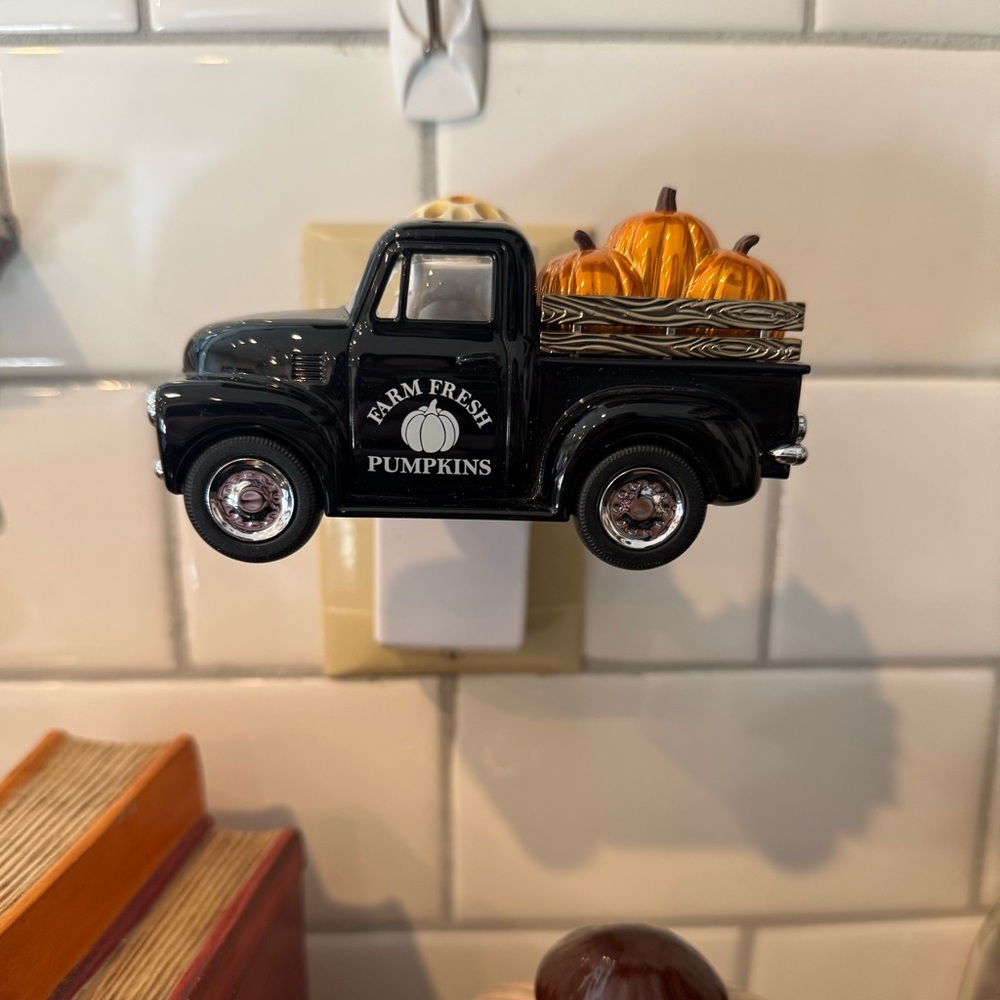 Bath & Body Works Black Pumpkin Truck Wallflower Scent Control Plug